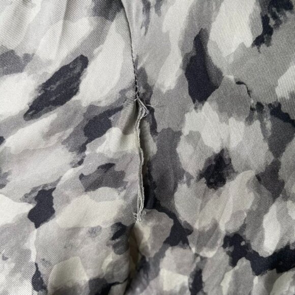 Theory Women's Grey Black 100% Silk Floral Ruffle Long Sleeve Blouse Size Medium - Picture 7 of 13